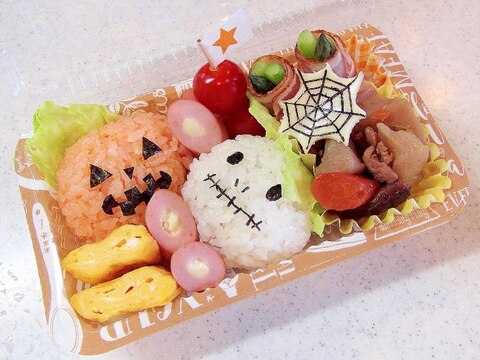 幼稚園弁当　キャラ弁　ハロウィンおにぎりと蜘蛛の巣